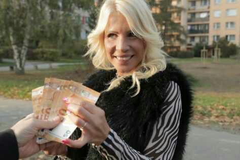 Public Agent – Spending his winnings on MILF – Tiffany Rousso
