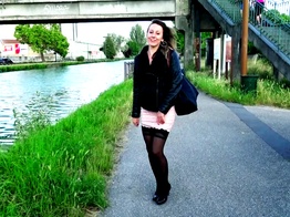 jacquieetmicheltv – Emmanuelle, 28, croupier in a casino!