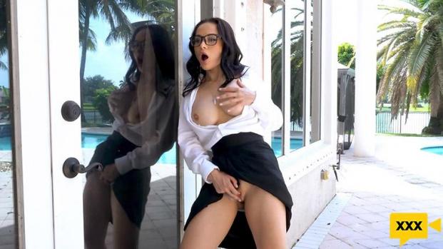 MylfXCamSoda – Crystal Rush – I Have To Get On Him