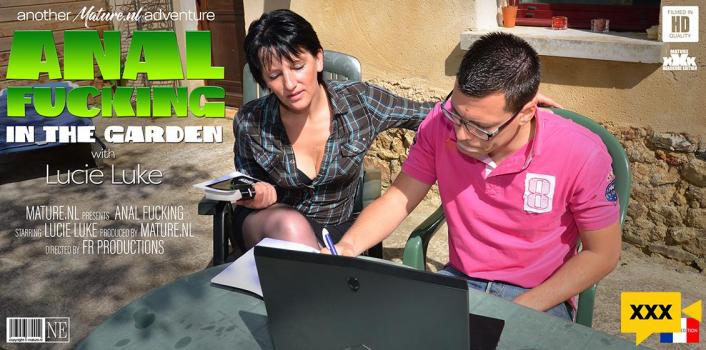 Mature NL – Housewife Lucie Luke getting her ass fucked in the garden