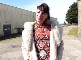 jacquieetmicheltv – Mia, 30 years old, barmaid in Luxembourg!