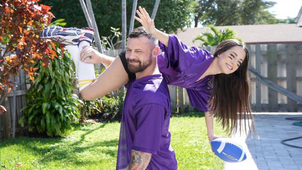 Exxxtra Small – Freya Von Doom – Freya’s Halftime Blow