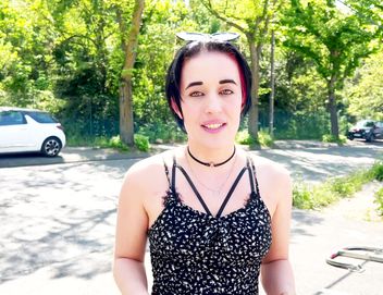 jacquieetmicheltv – Leila, 18, librarian in Toulouse!