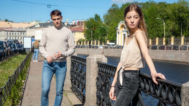 A Couch Fuck With My Boyfriend – Lia